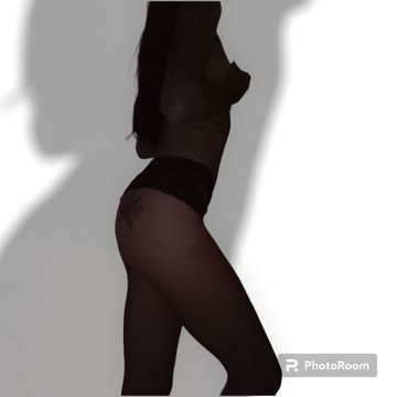 Olá amores tudo bem? Que bom vê-lo Aki em meu perfil. Eu sou magrinha seios redondinhos natural bumbum empinadinho tatuada. Meu atendimento é super tranquilo 