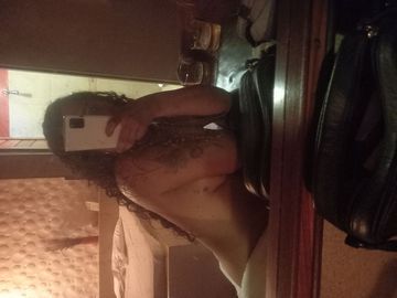 Morena tatuada , tenho cabelos cacheados sou tarad.  Faço estilo cavala . E namorada de aluguel.  Faço um sexo oral delicioso e adoro o sexo anal.  Não tenho frescura