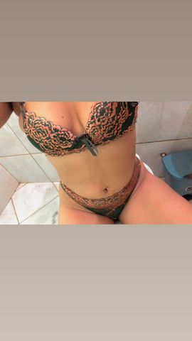 
Oii me chamo Fabiola tenho 20 aninhos sou baixinha carinhosa fogosa um amor de pessoa estou esperando voce me chamar para que eu posso te conhecer e te acompanhar numa deliciosa diversão de prazer 